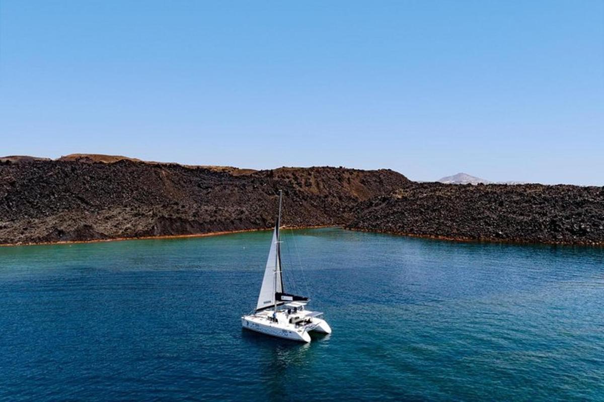 una barca a vela in mezzo a uno specchio d'acqua