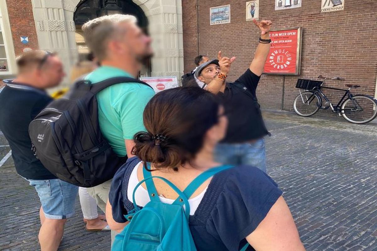 eine Gruppe von Menschen steht auf einer Straße