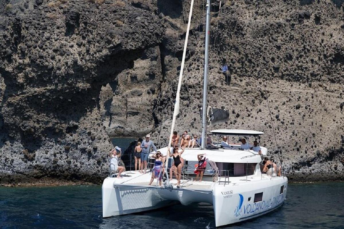 група људи на чамцу у води
