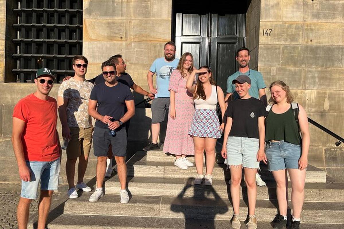 un gruppo di persone in piedi sui gradini di fronte a un edificio