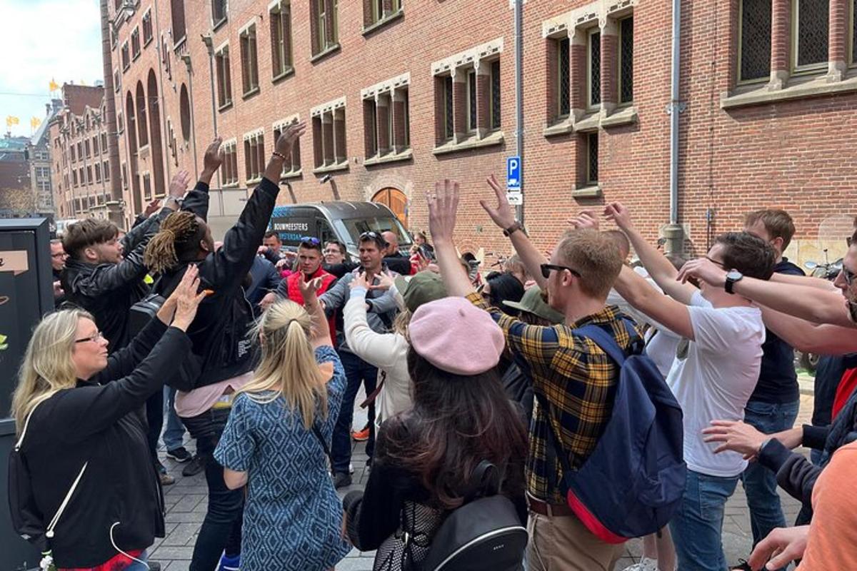 una folla di persone che alzano le mani in strada