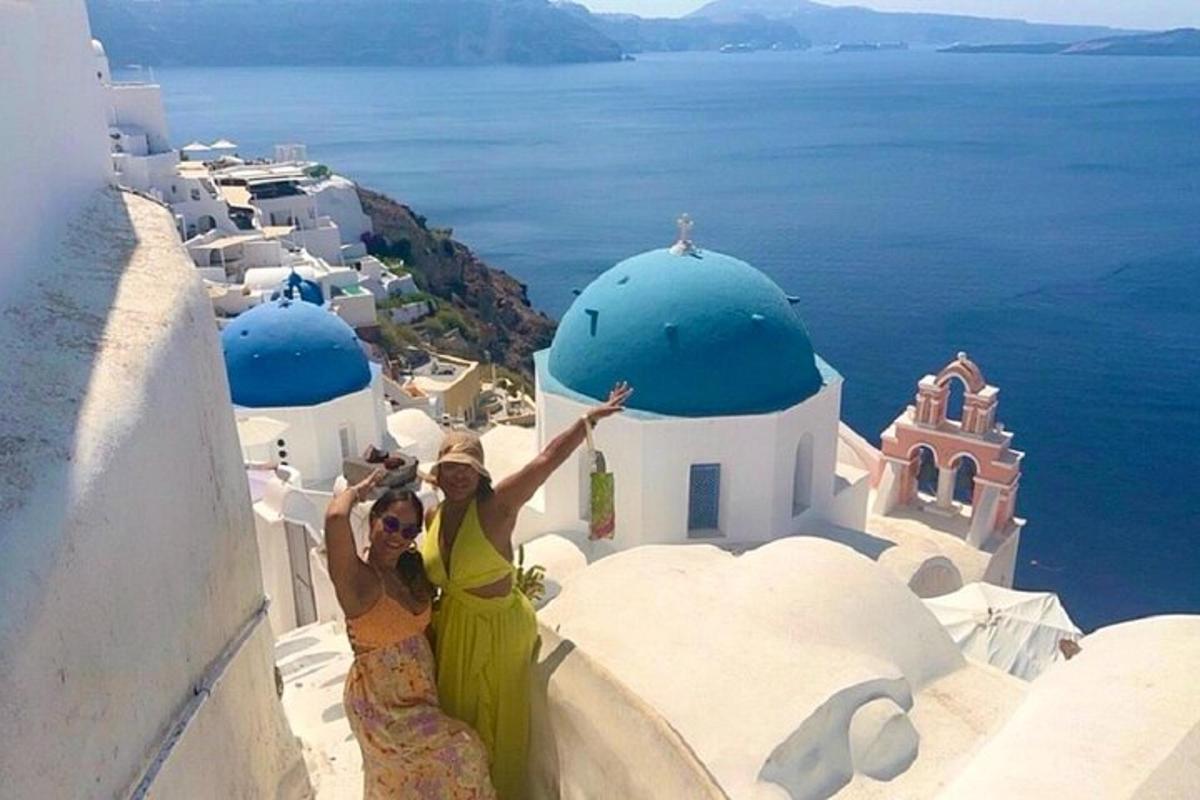 due donne in piedi sul lato di un edificio che guardano l'oceano