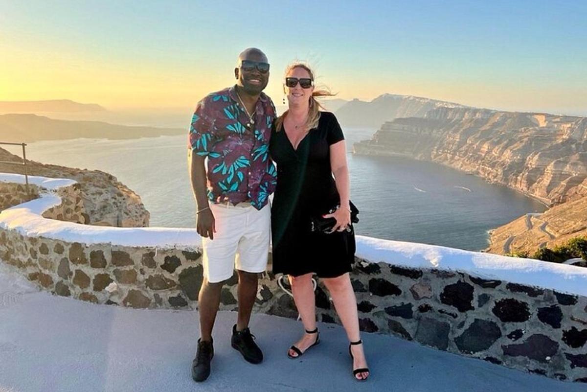 un uomo e una donna in piedi sulla cima di una montagna