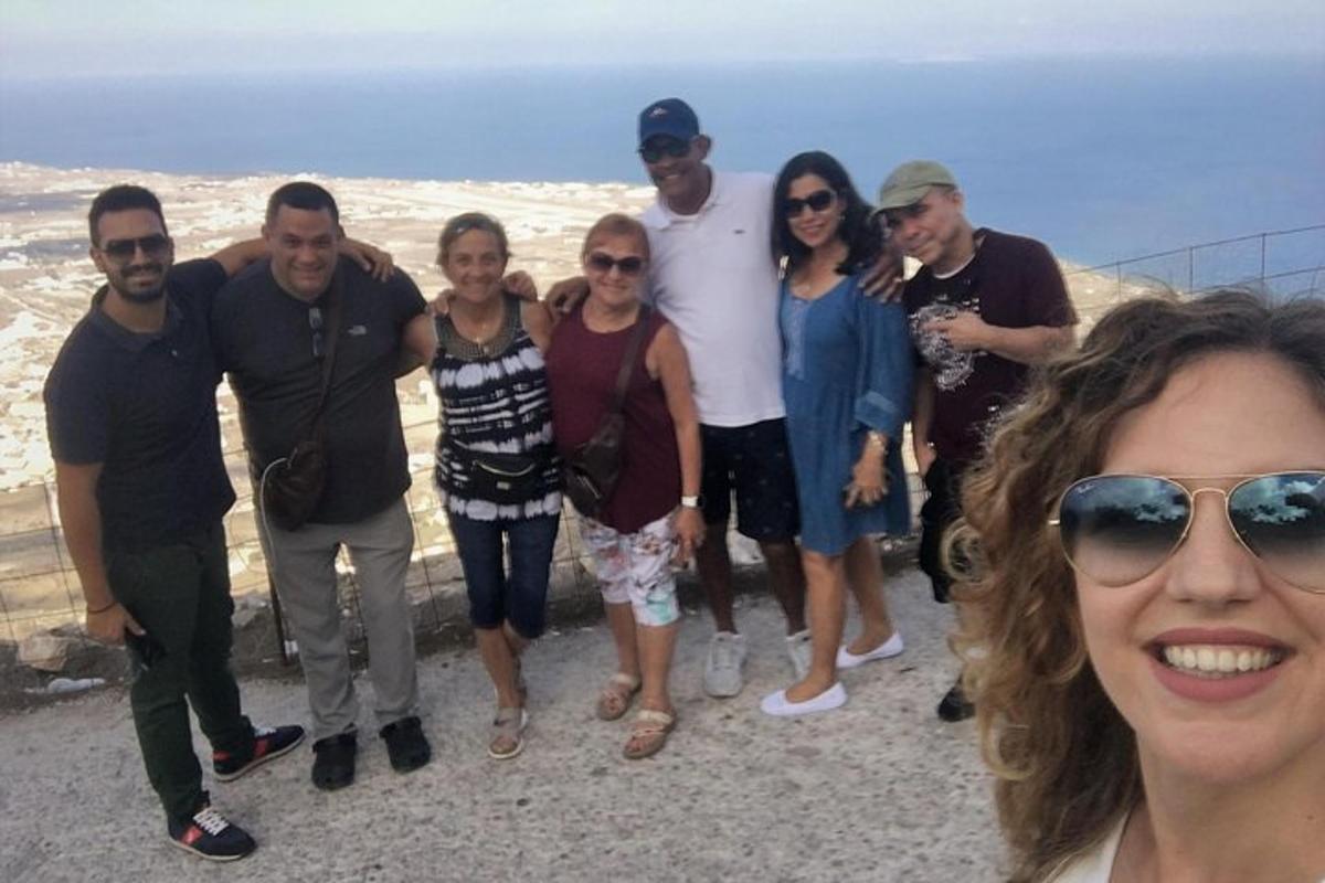 un gruppo di persone in posa per una foto in spiaggia