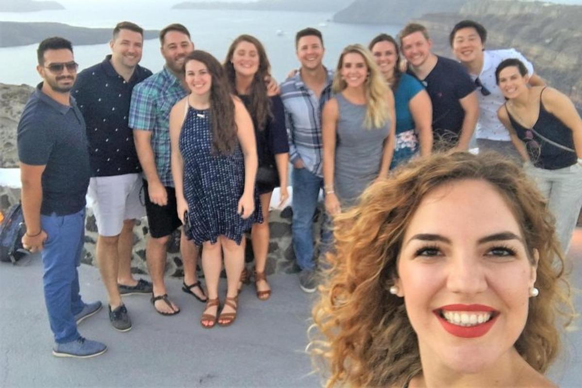 un gruppo di persone che posano per una foto