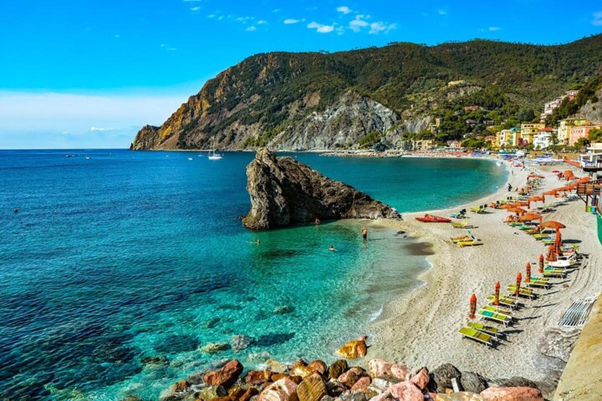 plaža s senčniki in ležalniki ter ocean