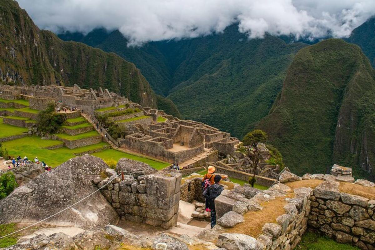 un grupo de personas de pie en la cima de una montaña