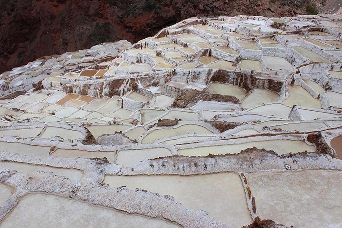 Un suelo de piedra con nieve encima