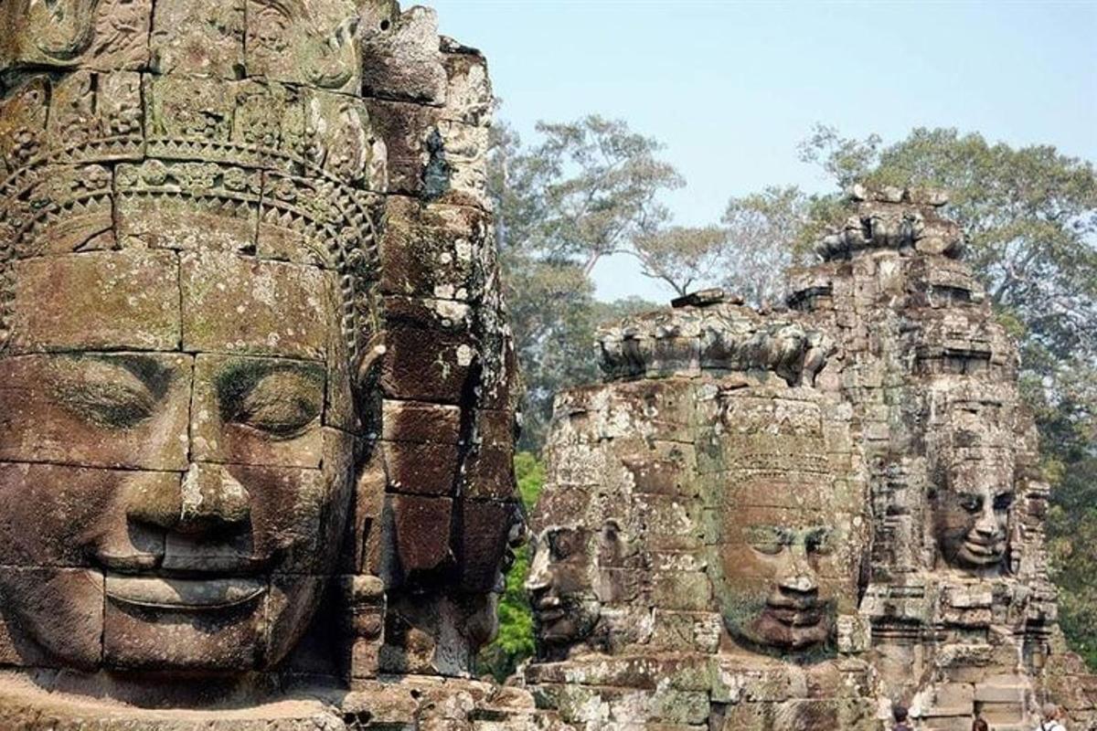 hai mặt đá lớn ở bên hông tòa nhà