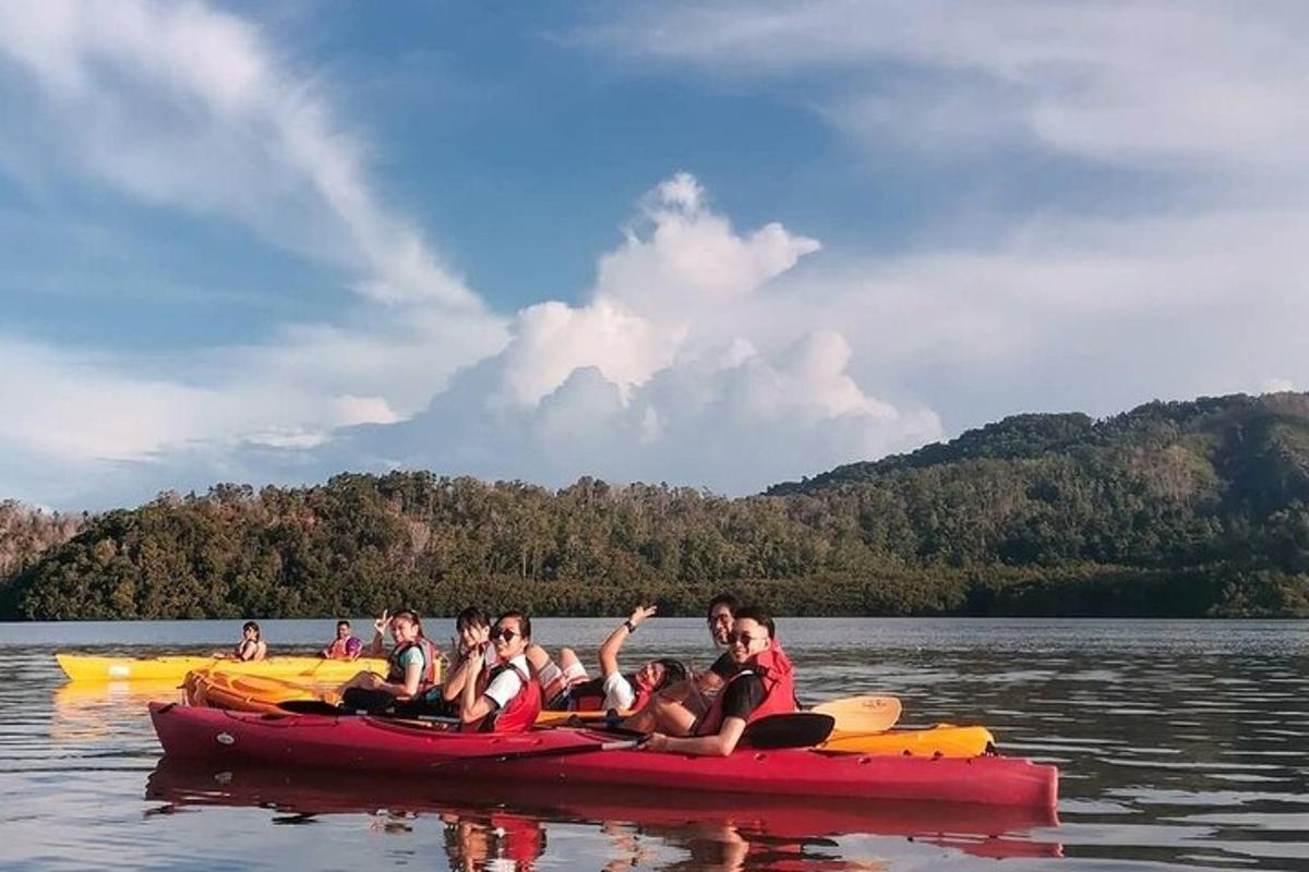 sekumpulan orang dalam kayak di atas air