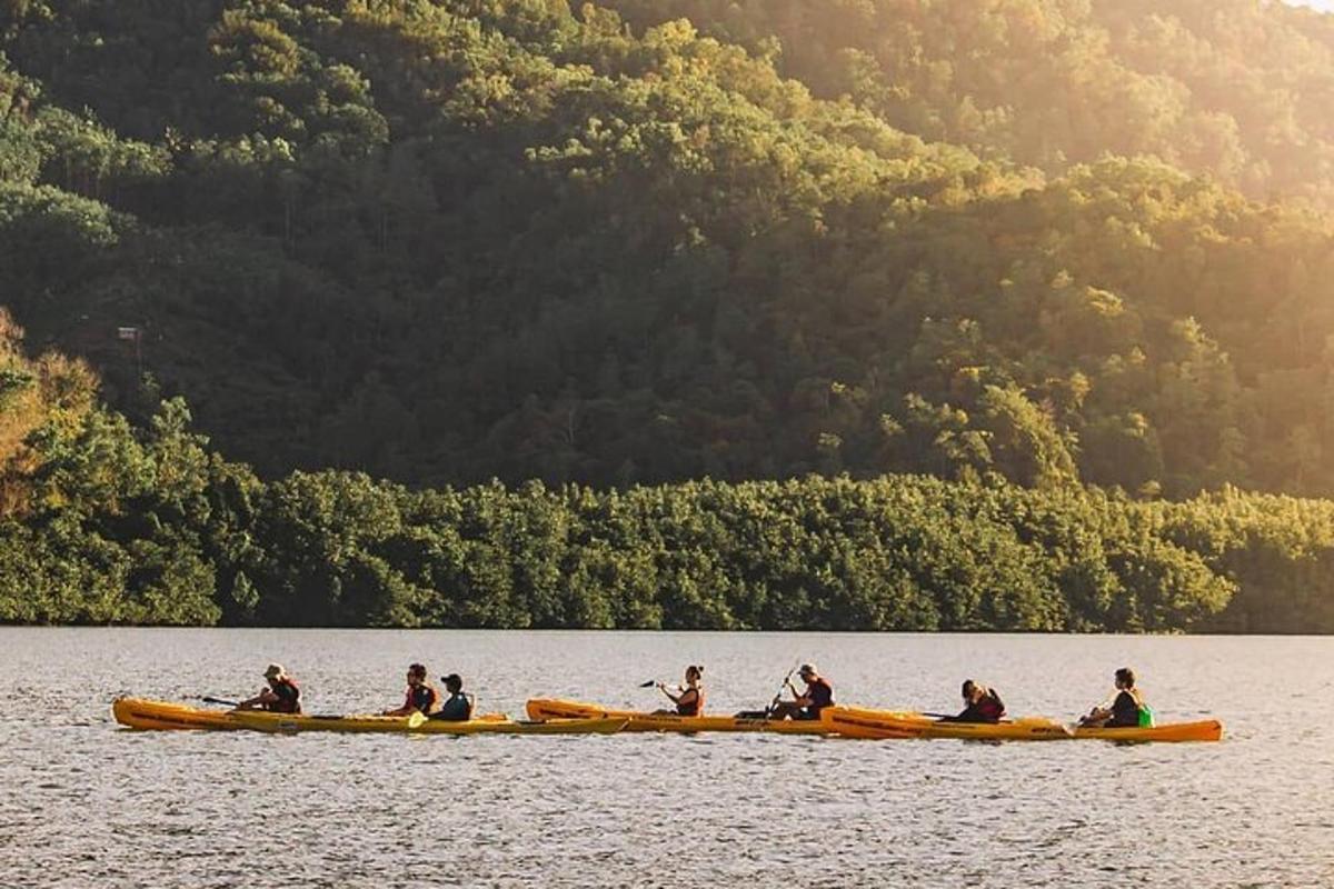 sekumpulan orang dalam sampan di tasik