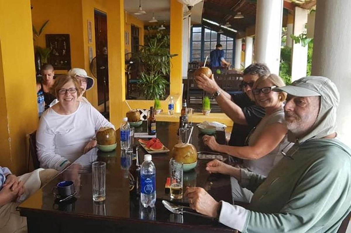 sekumpulan orang duduk di meja di sebuah restoran