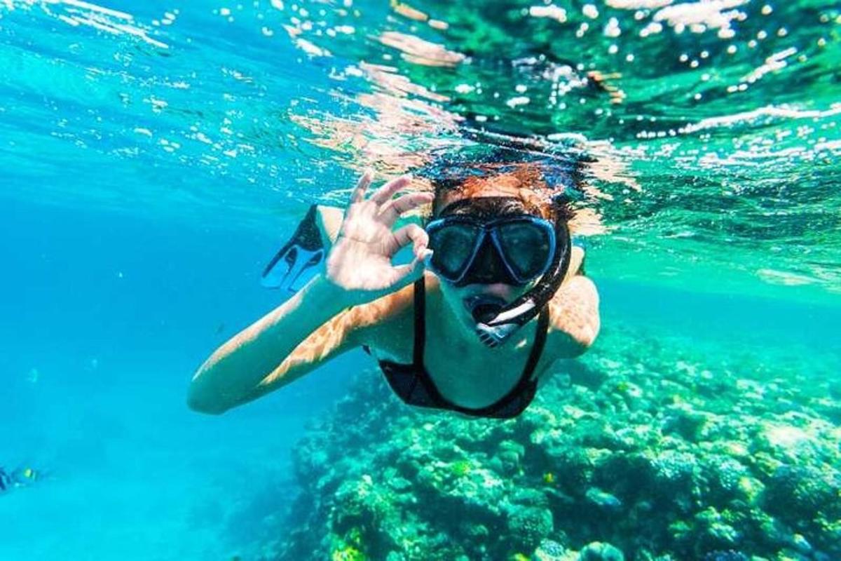 una persona in acqua che indossa uno snorkel