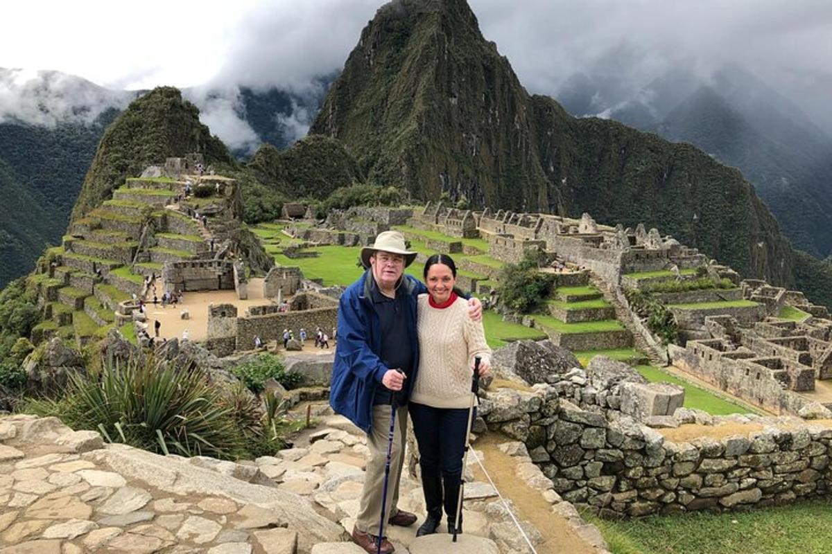 un uomo e una donna in piedi sulle rovine di una montagna