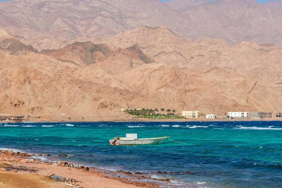 una barca ferma nell'acqua accanto a una spiaggia