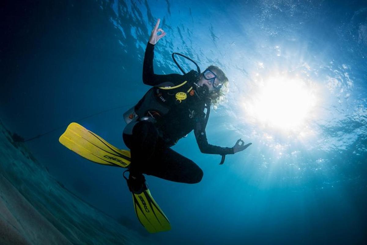 una persona nedant a l'aigua de l'oceà