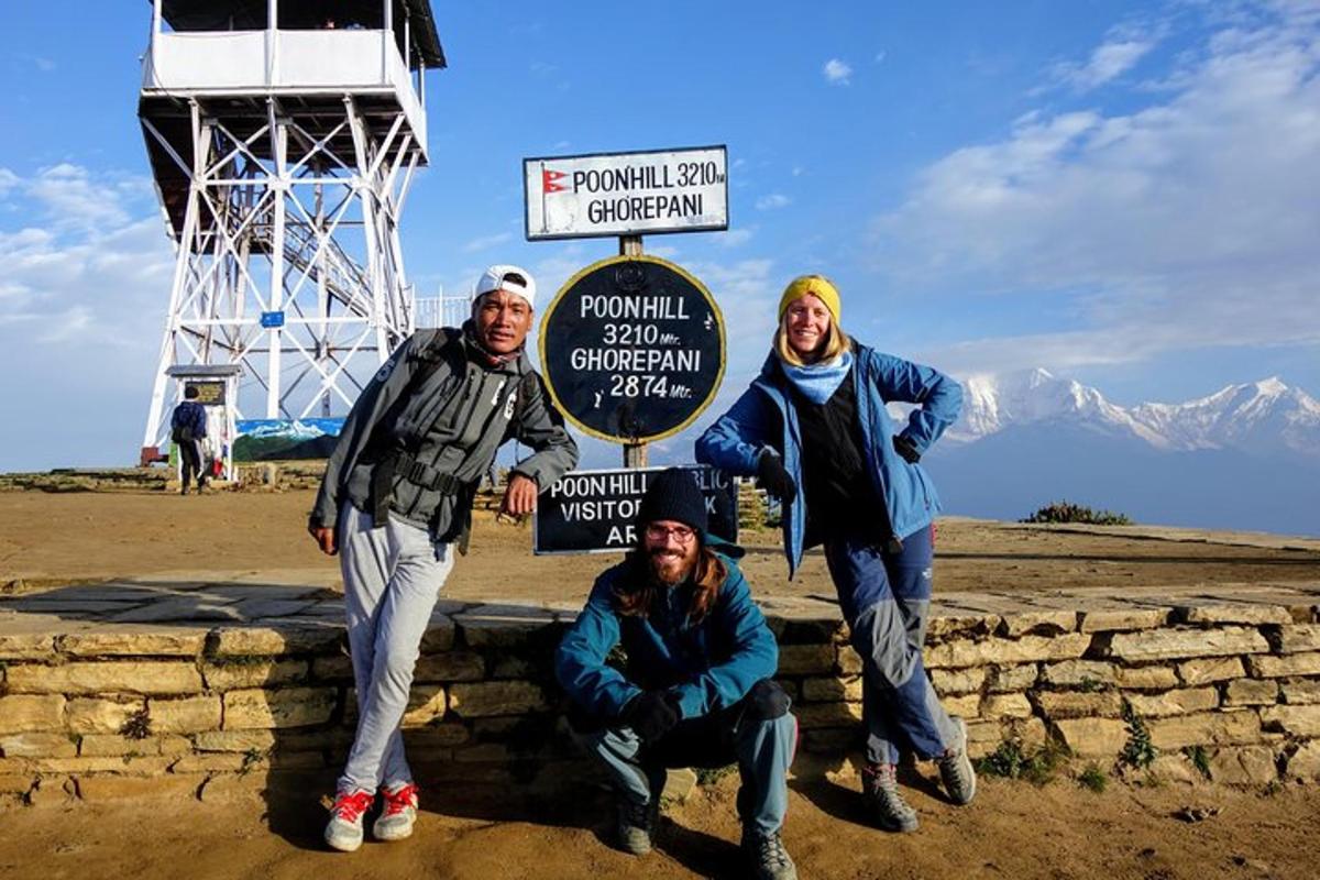 um grupo de pessoas em pé em frente a uma placa