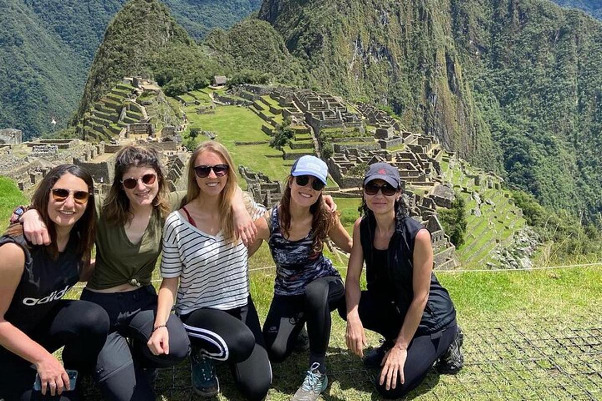 un gruppo di donne sedute in cima a una montagna