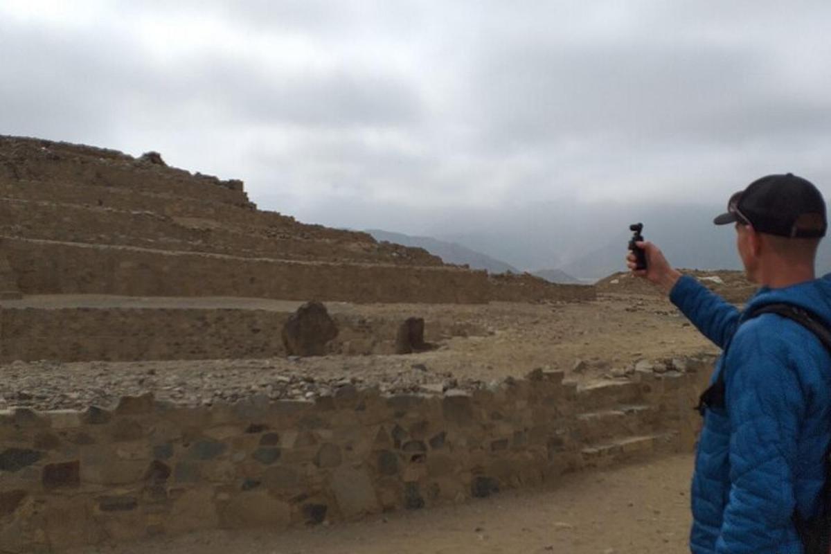 un uomo che scatta una foto di alcune rovine