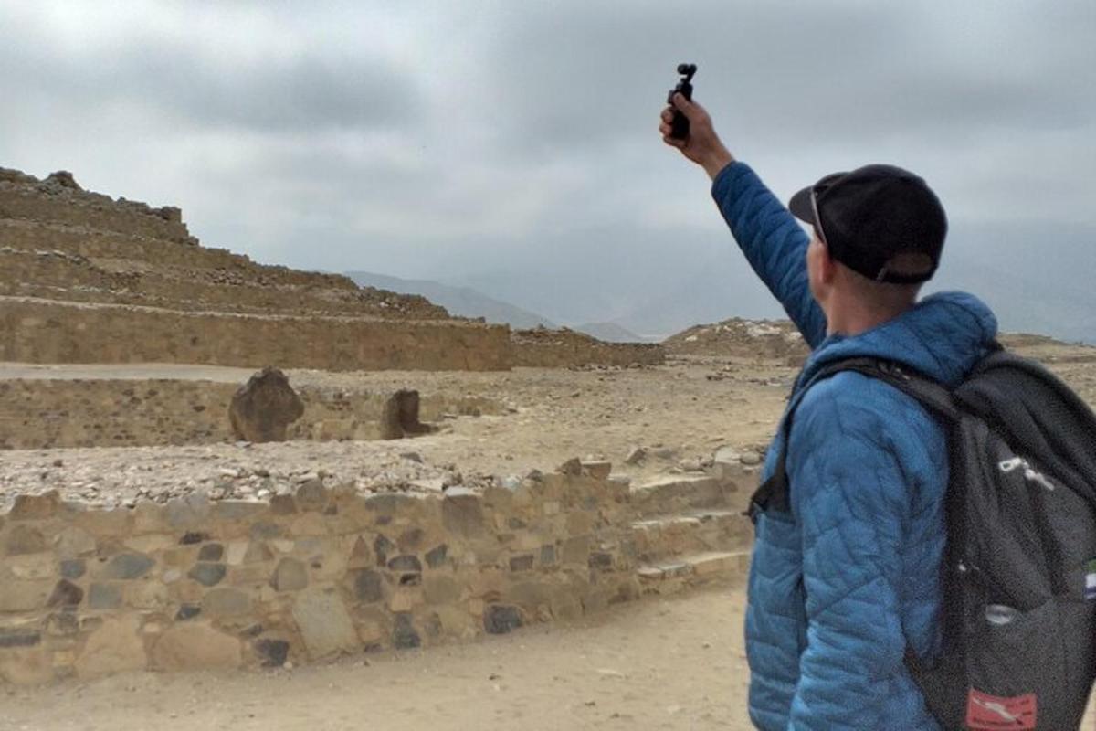 un uomo che scatta una foto di una piramide