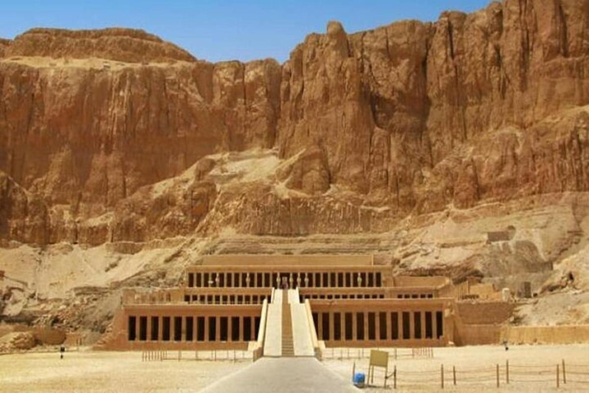 un bâtiment devant une montagne rocheuse