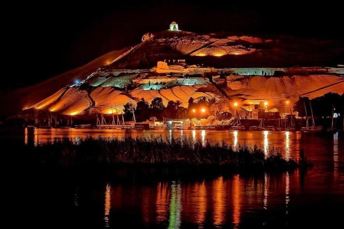 μια θέα ενός βουνού τη νύχτα με φώτα