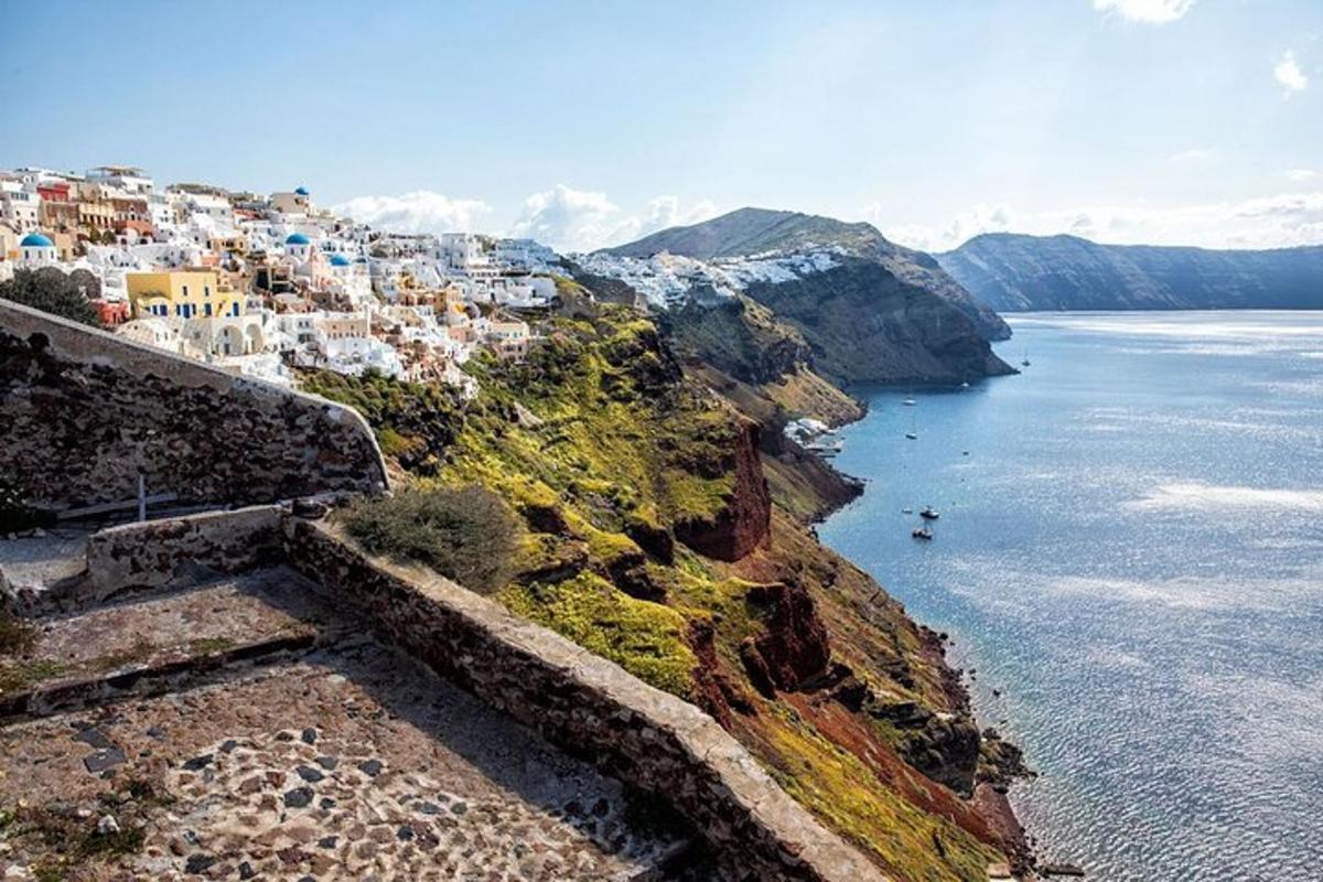 μια ομάδα κτιρίων σε έναν απότομο βράχο δίπλα στο νερό