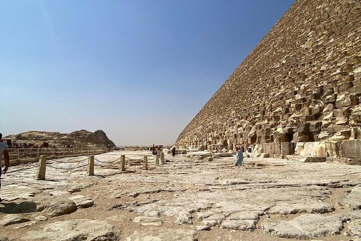 skupina ľudí stojaca vedľa pyramídy