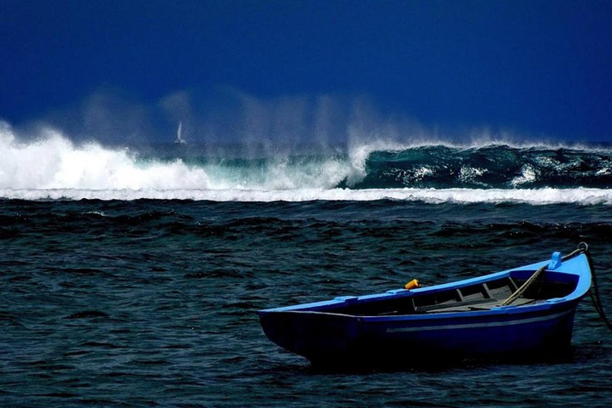 un barco en el océano con una gran ola