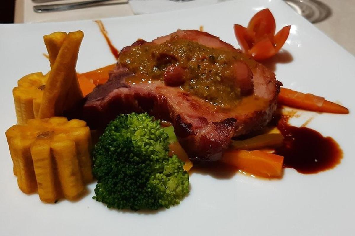 krožnik hrane z mesom in zelenjavo