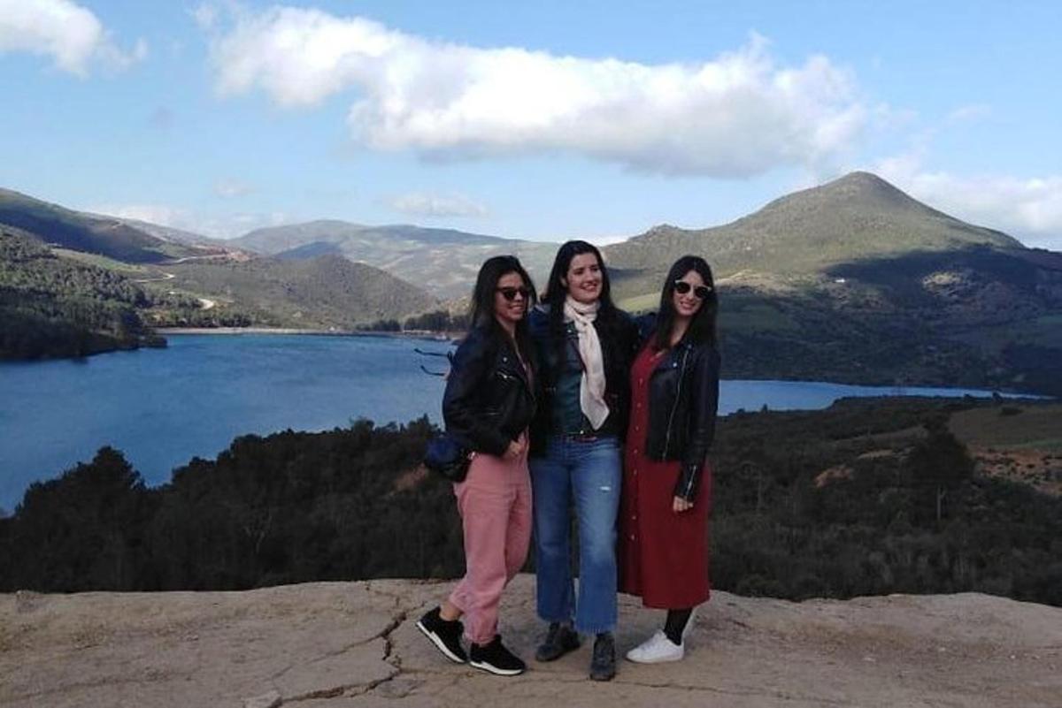 drie vrouwen staan op de top van een berg