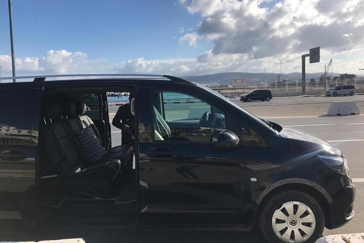 čierne auto zaparkované na parkovisku s otvorenými dverami
