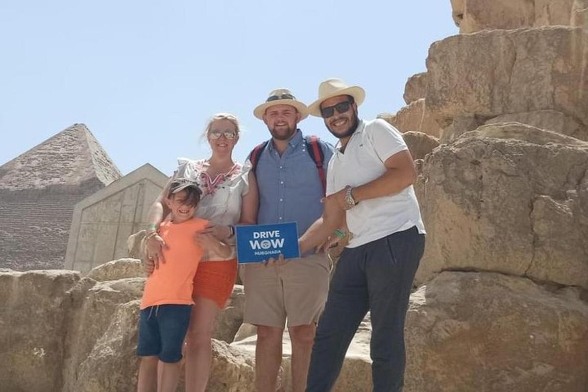 Родина позує для фотографії перед пірамідами