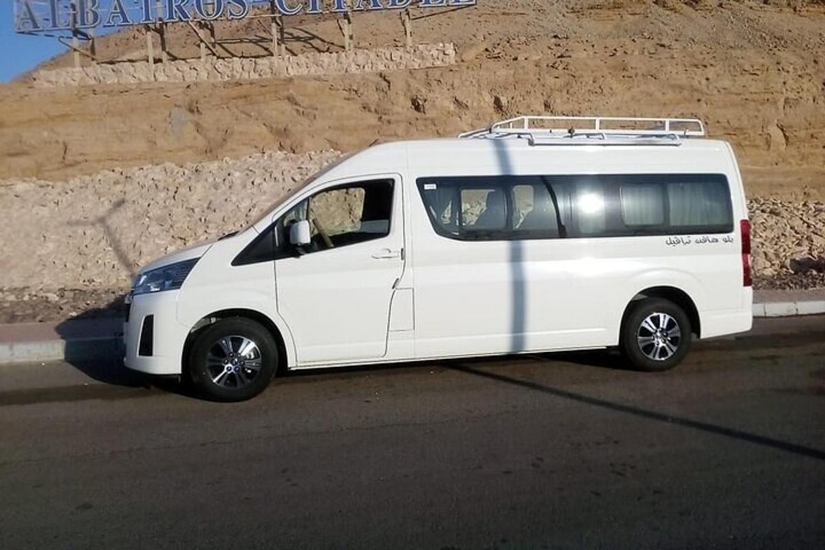 un furgone bianco parcheggiato sul ciglio di una strada