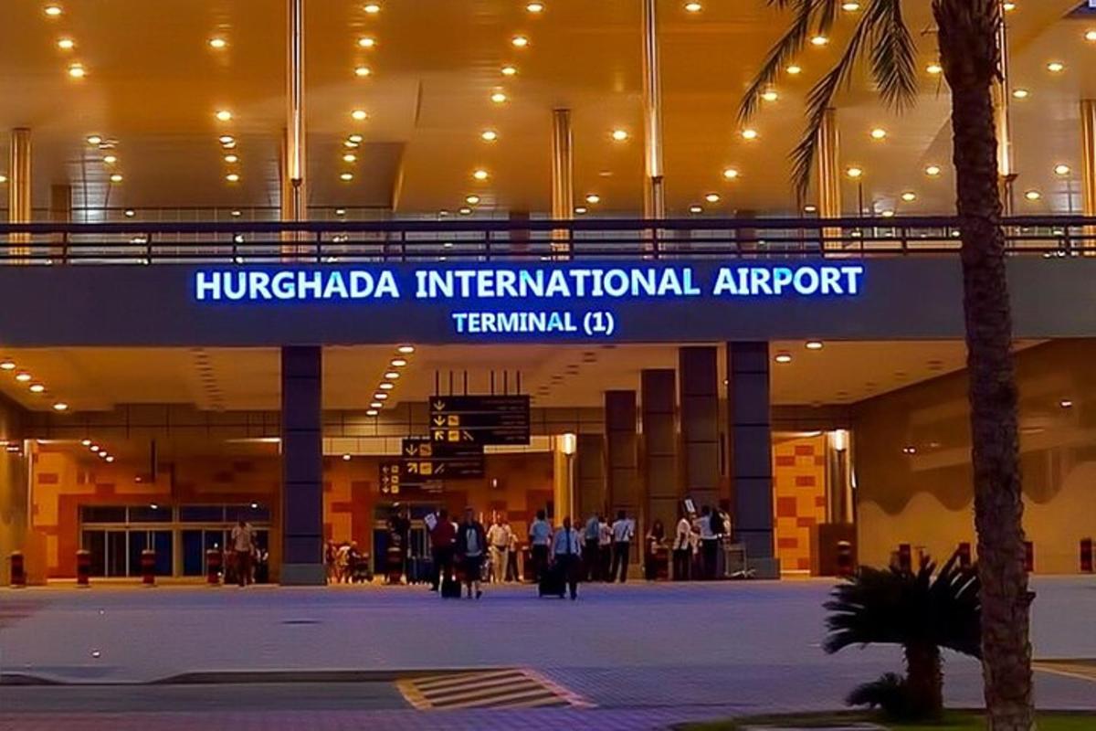 un aeroporto con un cartello che recita "aeroporto internazionale di Hong Kong"