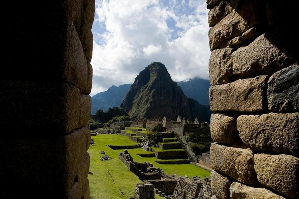 una vista delle rovine di un edificio con una montagna