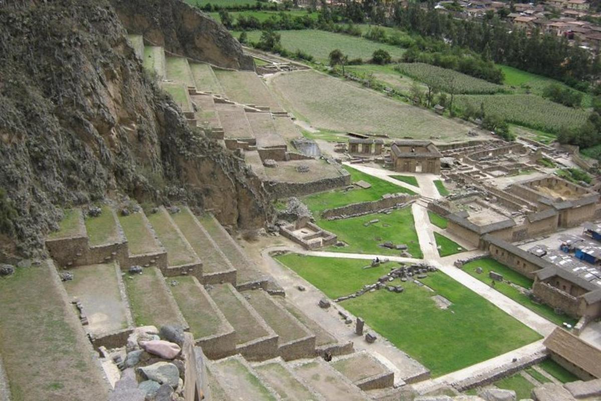 una vista aérea de las ruinas de un anfiteatro