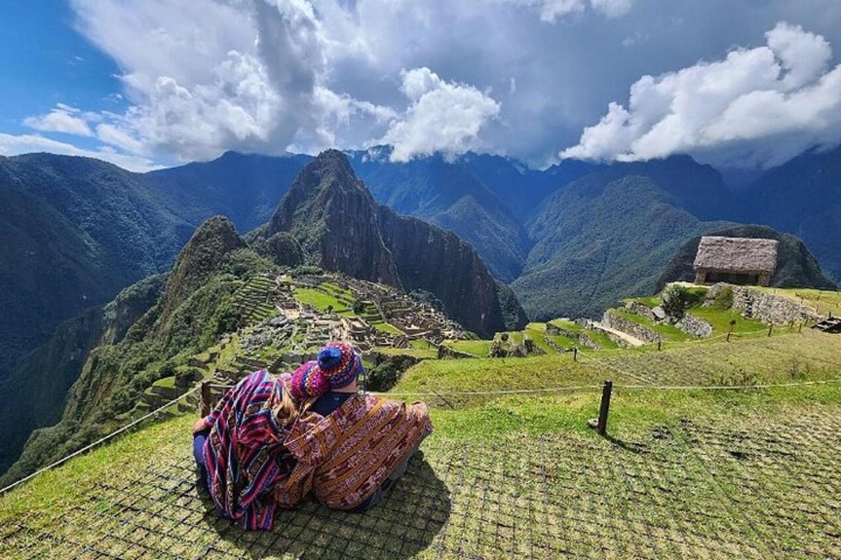 orang yang duduk di atas pagar melihat gunung