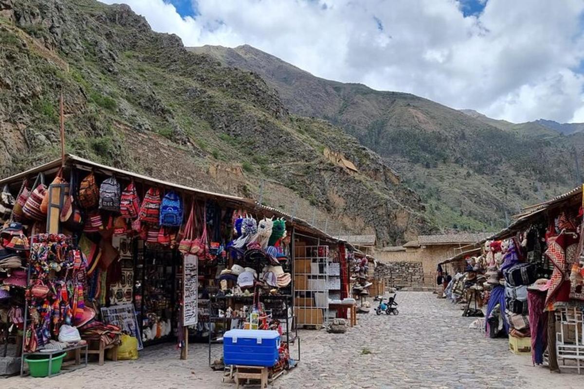 sekumpulan kedai dengan latar belakang gunung