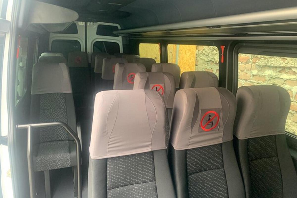 grupp tühje istmeid bussis