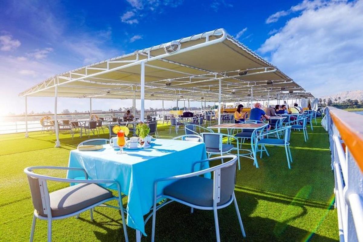 restoran siniste laudade ja toolidega katusel