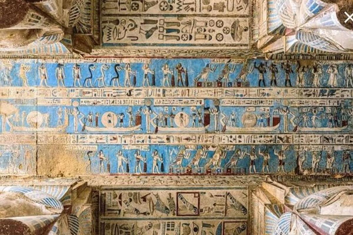 una paret d'un edifici amb mosaics