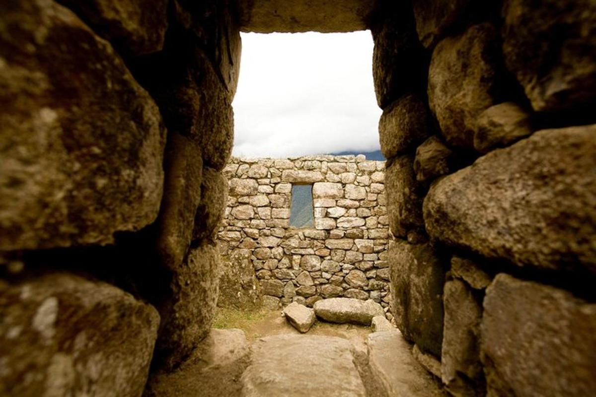 vista d'un edifici de pedra a través d'una finestra de pedra