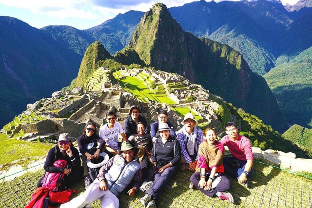 un gruppo di persone in posa per una foto su una montagna