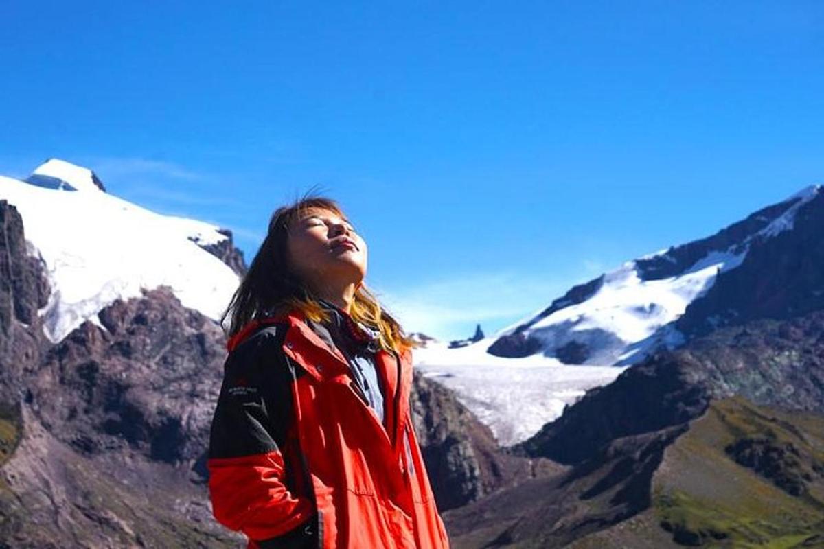 un uomo in piedi sulla cima di una montagna coperta di neve