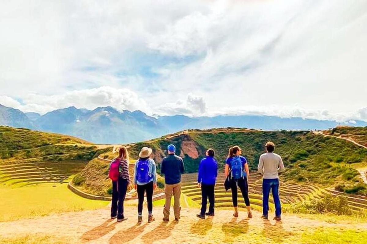 un gruppo di persone in piedi in cima a una collina