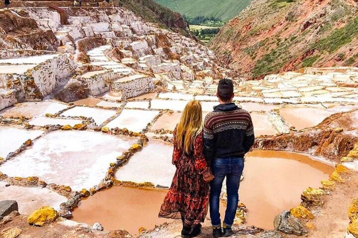 un uomo e una donna in piedi sulla cima di una montagna