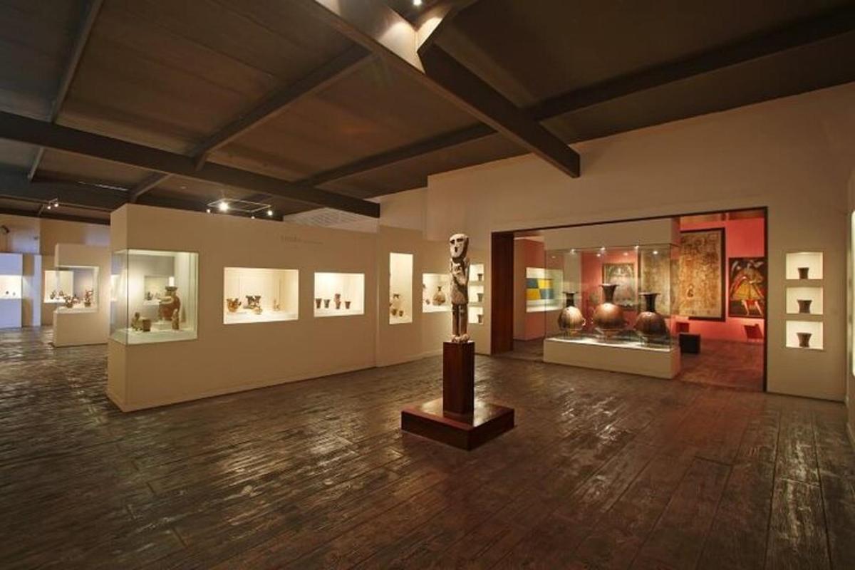 isang museo na may silid na may mga artifact na naka-display