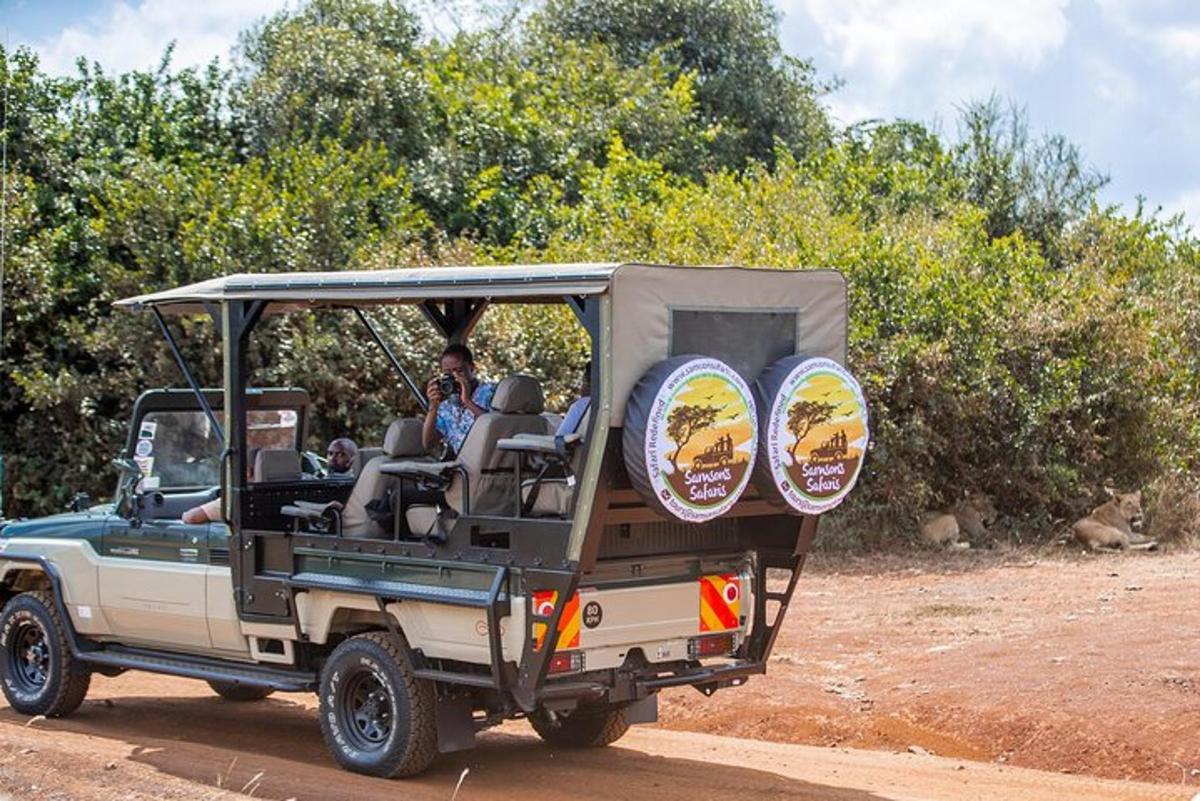 un veicolo da safari che percorre una strada sterrata