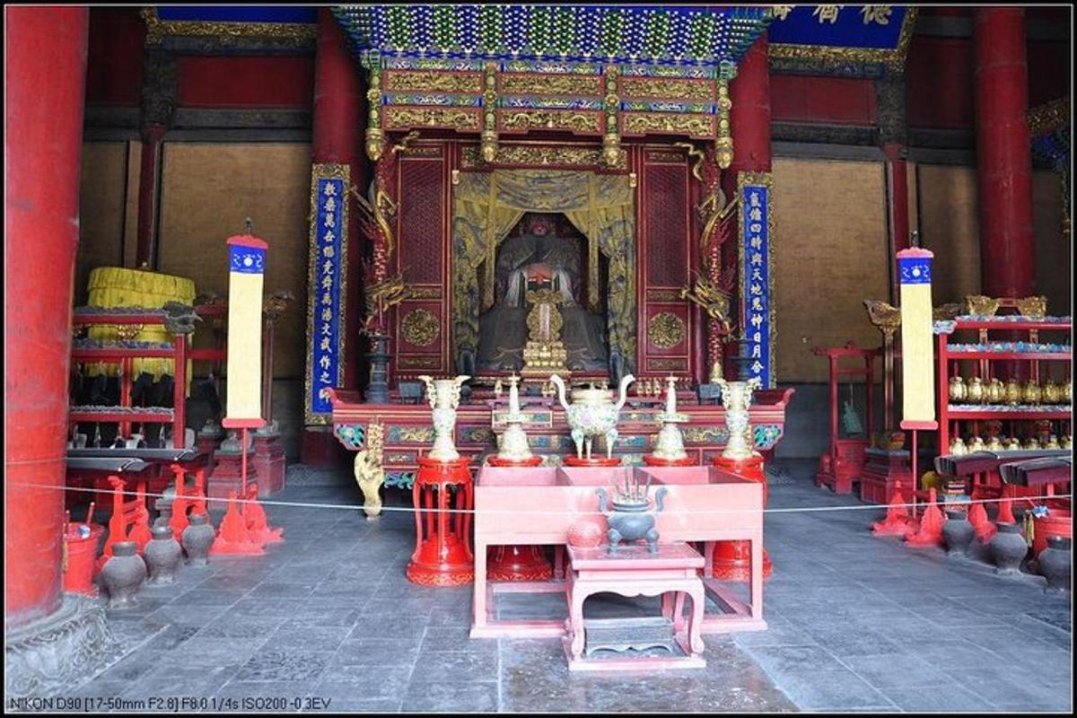 una habitación con un altar en un templo